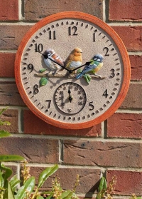 Часы настенные рельефные украшены фигурками птичек BirdWood by Outside In Smart Garden фото