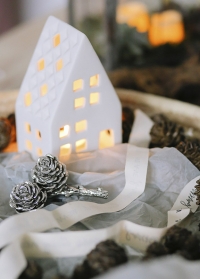 Серебряные сосновые шишки на ветке  SERAFINA Lene Bjerre фото - новогоднее украшение в скандинавском стиле