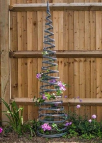Опора из металла и искусственного ротанга для вьющихся растений Faux Rattan Obelisk Slate Smart Garden фото