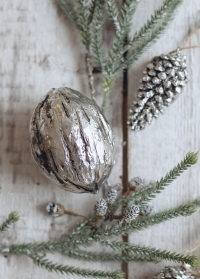 Декор в скандинавском стиле от датского бренда Lene Bjerre - серебряный грецкий орех фото
