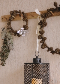 Венок из декоративных шишек в скандинавском стиле Serafina от Lene Bjerre фото