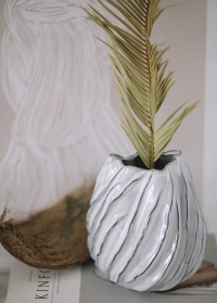 Настольная ваза для цветов из белой керамики Moto от Lene Bjerre фото
