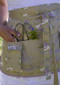 Садовый фартук с карманами для садоводов и дачников GardenGirl Roses Collection на сайте Consta Garden фото