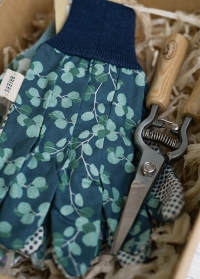 Подарок садоводу и дачнику набор садовых перчаток Eucalyptus и ножницы для цветов на сайте Consta Garden