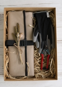 Оригинальный подарочный набор садовых инструментов и аксессуаров оформить заказ в интернет-магазине Consta Garden