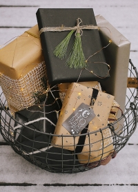 Идеи новогодней упаковки подарков для дома и сада от Consta Garden фото